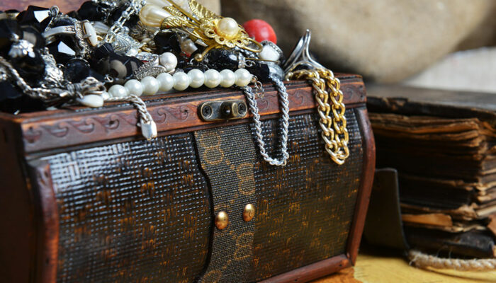 8 unsafe places for hiding jewelry at home